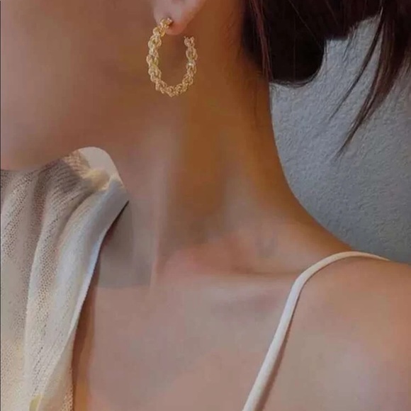 New twist hoop earrings - Picture 2 of 4